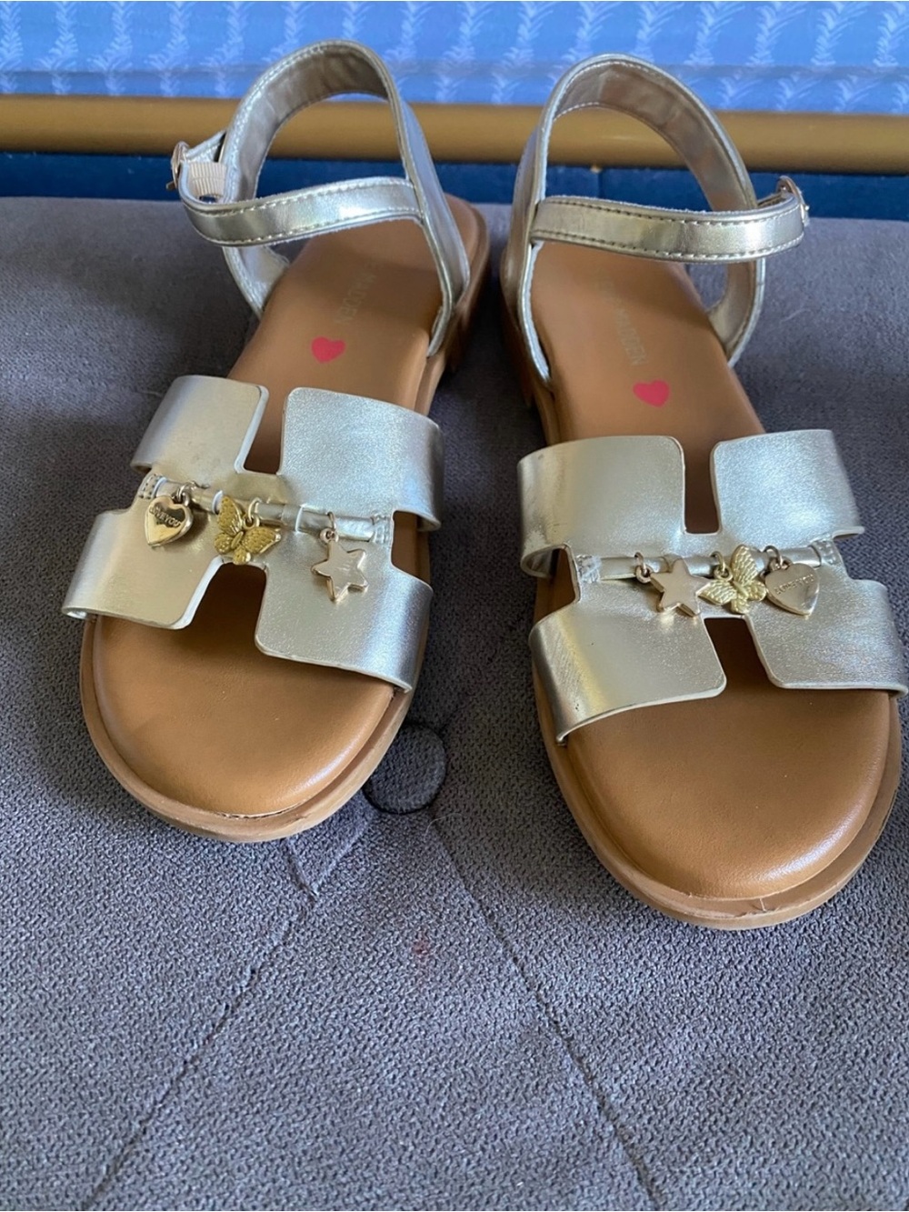 Steve Madden Girls Metallic Gold Charm Sandals with Buckle Strap Size 5
